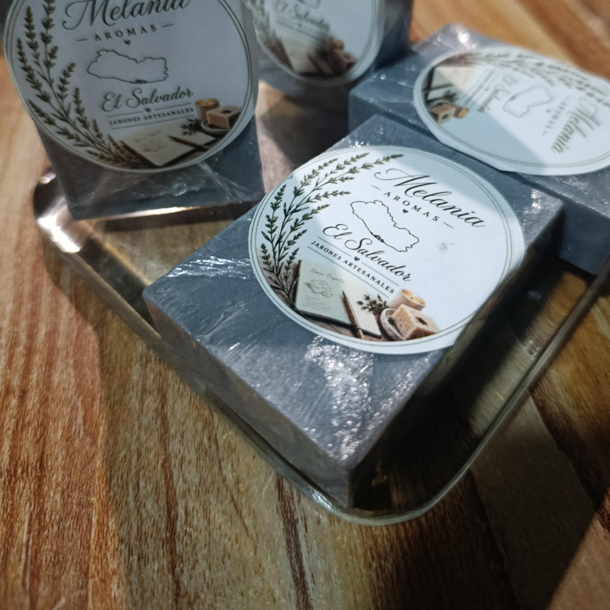jabón artesanal de aceite de jojoba y carbón activado